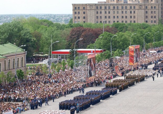 Теракт в Харькове должен был состояться во время парада. Фото с сайта ariman.org.
