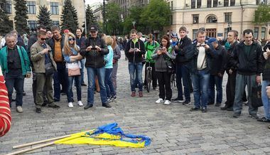 На площади Свободы жгли флаг Украины. Фото с сайта segodnya.ua.