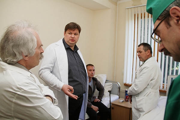 Педиатр по образованию - Игорь Балута приехал навестить бойцов. Фото с сайта ХОГА. 