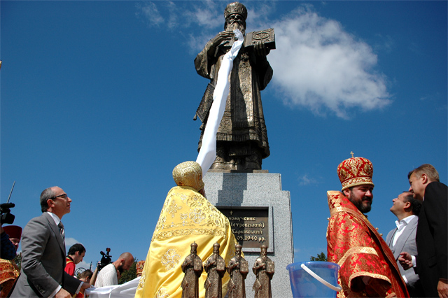 Памятник святому-покровителю открыли на Александровской площади. Фото с сайта most-kharkov.info