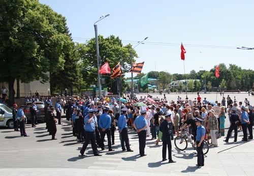 Собрались митингующие. Фото: mediaport.ua.