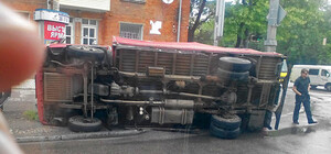 Перевернувшийся грузовик перекрыл движение на ул. Титова