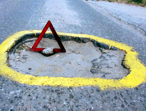 Увидел яму на трассе - пожалуйся чиновникам.
Фото - photo2.kavkaz-uzel.ru