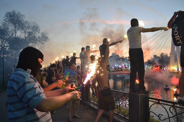 Новость - События - Харьковские ультрас "жгли" на мосту в память о погибших солдатах