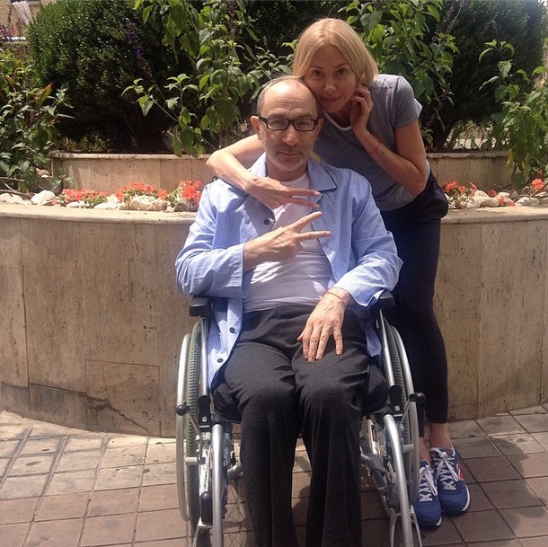 Новость - Люди города - Кернес сидит в инвалидном кресле, а его жена гладит израильских собак