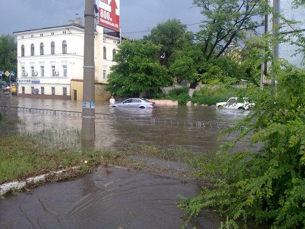 Улицы города залило водой. Фото с сайта photo.vesti.ua.