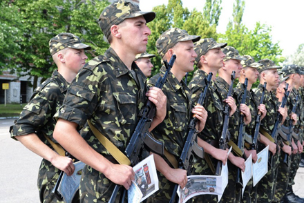 В армию уйдут больше двух тысяч харьковчан. Фото с сайта army.unian.net.