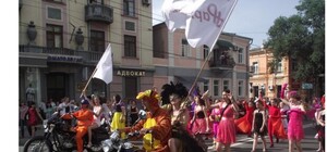 В Симферополе в шествии ко Дню города приняло участие более 10 тысяч человек