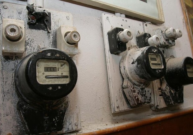 После замены старого счетчика на новый электронный, показатели использованного электричества возросли в разы. Фото: Максим Люков