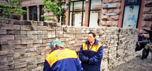 Коммунальщики разбирают баррикады на Крещатике