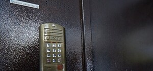 Все пострадавшие от вандалов домофоны заменят в течение месяца