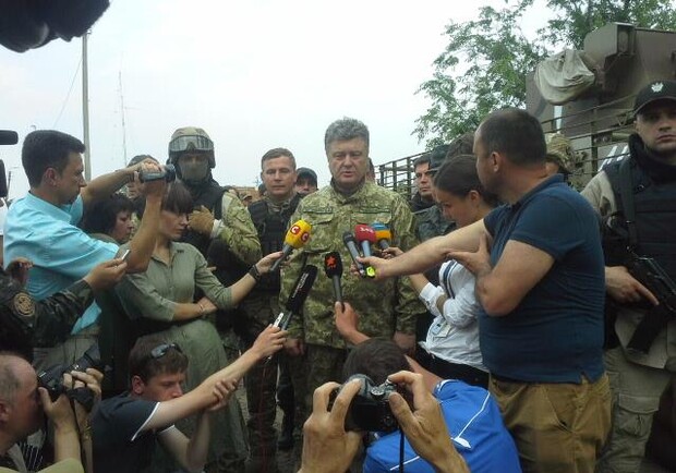 Порошенко приехал в Изюм к военным. Фото с сайта facebook.com/arsen.avakov.