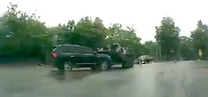 Прешь, как танк: под Харьковом не разминулись БТР и Lexus