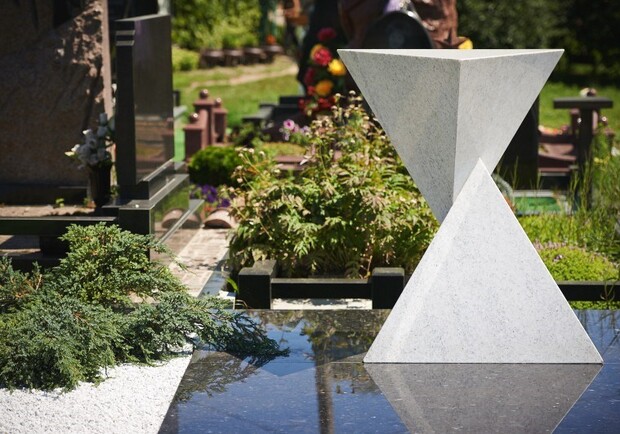 Памятник установили на кладбище. Фото с сайта горсовета.
