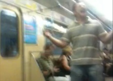 Новость - События - Душа развернулась: пассажиров в харьковском метро повеселил "оперный" певец