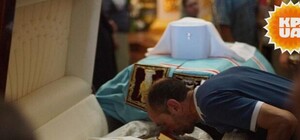 Километровые очереди и слезы: как в Киеве прощаются с митрополитом Владимиром