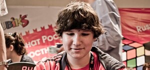 Надо же: 16-летний парень в Одессе побил рекорд Украины и собрал кубик за считанные секунды