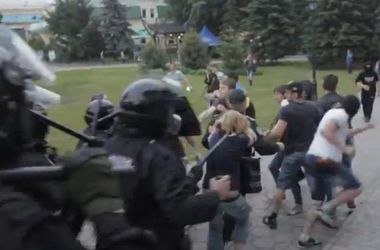 Милиция бьет митингующих. Стоп-кадр видео vk.com/itsector_ua.