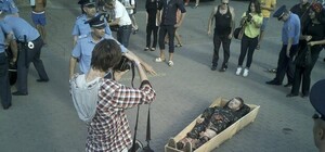 Скандал на ОМКФ: под Музкомедию принесли гроб с солдатом