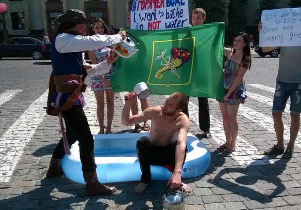 Новость - События - Фотофакт: на площади Свободы харьковчане требовали горячей воды