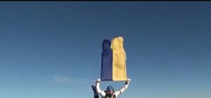 Парашютисты развернули флаг Украины на высоте 4 километров