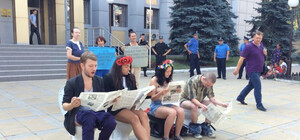 У здания суда в Одессе мужчина без штанов и девушка с обнаженной грудью сидели на унитазах