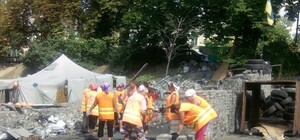 Фотофакт: на Институтской коммунальщики разбирают баррикаду