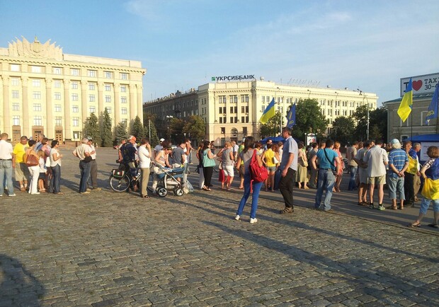 Новость - События - В очередь: в Харькове собирали подписи за отставку Кернеса