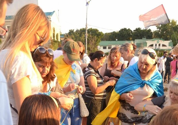 Новость - События - Фотофакт: на площади Свободы девушки сплели браслеты для помощи бойцам АТО