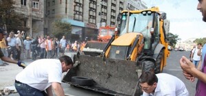 Фотофакт: на Институтской под мостом разбирают баррикаду