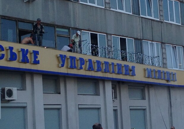 Новость - События - Фотофакт: милицию в Харькове укрепляют колючей проволокой
