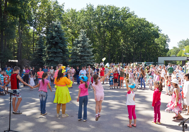 Новость - Досуг и еда - Дети посвятили концерт и выставку рисунков миру в Украине