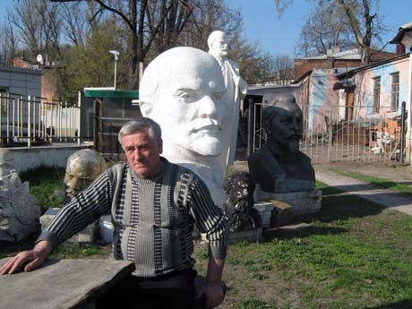 В коллекции Владимира Ленивого уже несколько десятком монументов вождя. Фото из соцсети.