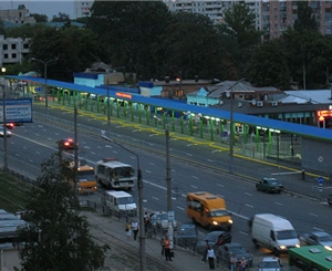 Сегодня в районе остановки автобусов и маршруток, что была напротив терминала, вдоль дороги появился забор. Фото с сайта glavnoe.ua
