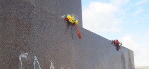 Пенсионеры и возложение цветов: что сейчас происходит у свергнутого Ленина [ФОТО]