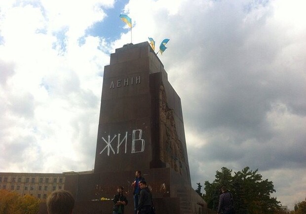 Новость - События - Фотофакт: на площади пытаются оживить Ленина