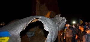 Поваленного Ленина отвезли на завод имени Малышева