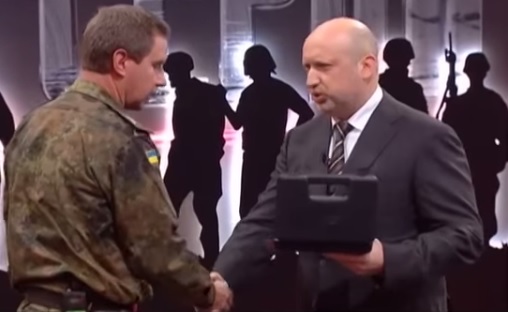 Новость - Люди города - Турчинов наградил оружием харьковчанина, который обороняет донецкий аэропорт