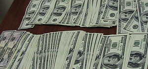 Харьковские таможенники нашли в подкладке пальто русской бабушки 800 тысяч [ФОТО]