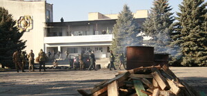 Послевыборные страсти: на 59 избиркоме Донбасса несогласные с результатами голосования устроили свой мини-майдан [ФОТО]