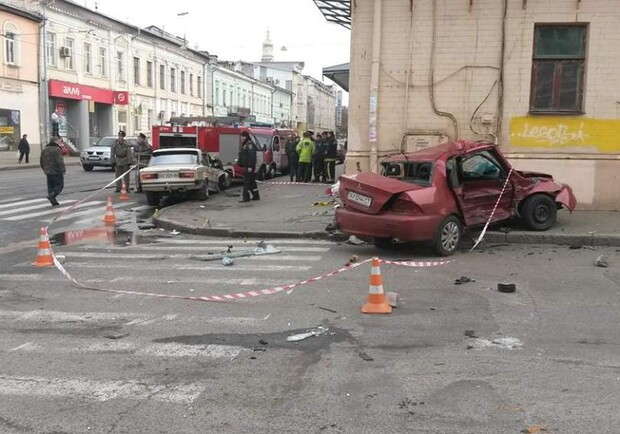 Новость - События - На Полтавском шляхе иномарка столкнулась с ВАЗом и влетела в дом