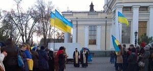 В центре Одессы выложили большой крест из свечей (Фото)