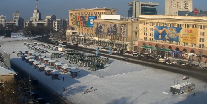 Новость - Досуг и еда - Праздник приближается: на площади Свободы выставили новогодние ярмарочные павильоны