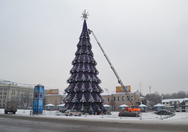 Новость - События - Фотофакт: в Харькове полным ходом устанавливают новогодние елки