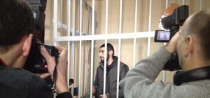 Топаз на суде поцеловал маму через решетку и признался, что хочет жить в России