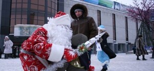 В первые дни 2015 года харьковчан будут обнимать и задаривать конфетами