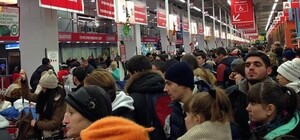 Огромные очереди: киевляне штурмуют супермаркеты и магазины подарков