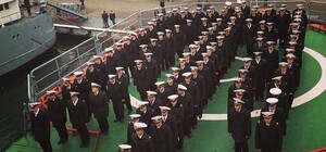 Фотофакт: военные моряки в Одессе выстроились в трезубец в честь дня АР Крым