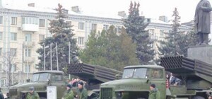 По Луганску прошла большая колонна военной техники