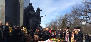 У памятника Шевченко прощаются c погибшим во время теракта Игорем Толмачевым